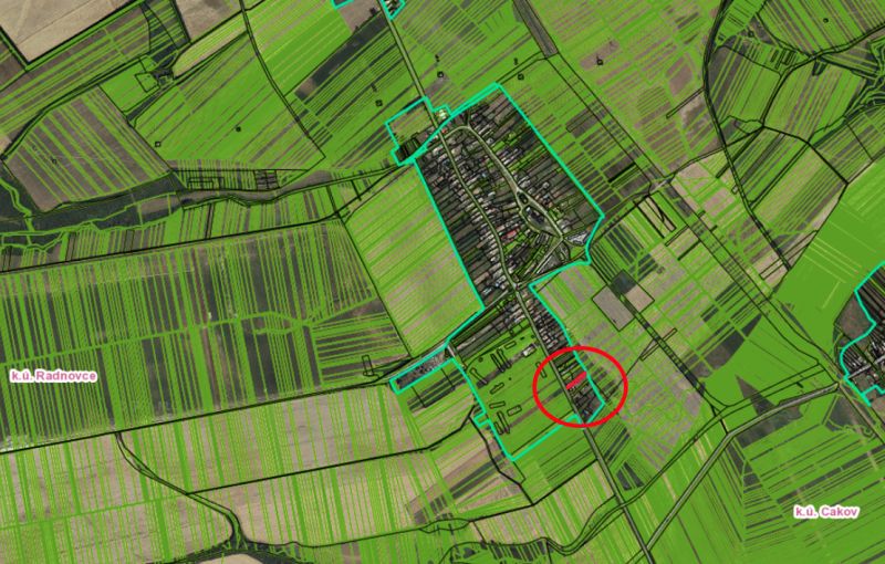 Radnovce – 660 m2 stavebný pozemok 20 minút od Rimavskej Soboty - Letecká mapa so zameraním na pozemky na bývanie v Radnovciach, viditeľné polia a cesty.