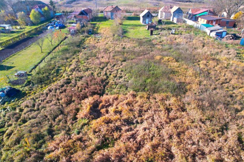 Radnovce – 660 m2 stavebný pozemok 20 minút od Rimavskej Soboty - Letecký pohľad na pozemky pre bývanie v Radnovciach s vidieckymi domami a zeleňou.