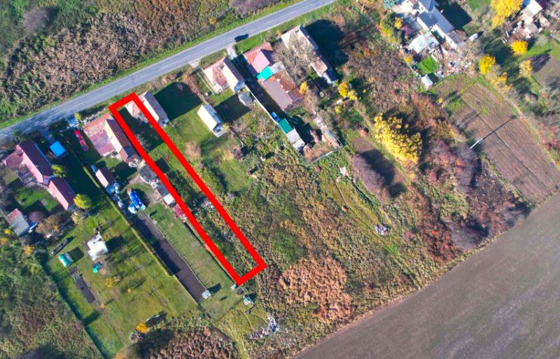 Radnovce – 660 m2 stavebný pozemok 20 minút od Rimavskej Soboty - Letecká perspektíva na pozemky pre bývanie v obci Radnovce s hlavnou cestou.