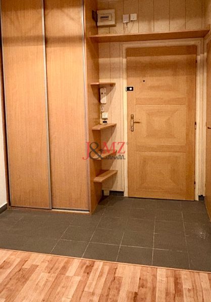 Slnečný 2-izbový byt vo vynikajúcej lokalite – stačí dokončiť kuchyňu  - Vstupná hala 2-izbového bytu s podlahou s dreveným dekorom a priestrannou skriňou.