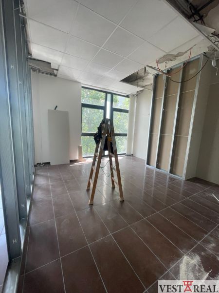 Od 20 m² Kancelárie a obchodné priestory na prenájom – Galanta - Kancelárie s rebríkom a rozostavaným podhľadom, podlaha s dreveným dekorom.