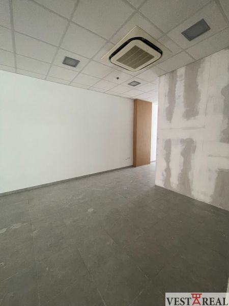 Od 20 m² Kancelárie a obchodné priestory na prenájom – Galanta - Kancelárie s bielymi stenami a podlahou v dekore dlaždíc.