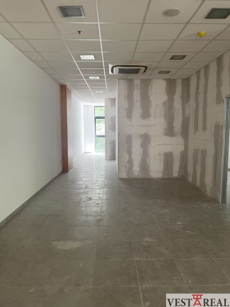 Od 20 m² Kancelárie a obchodné priestory na prenájom – Galanta - Kancelárie s presklenými oknami a dlažbou, strop s integrovanou klimatizáciou.