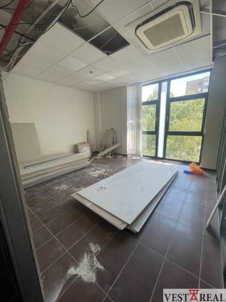 Od 20 m² Kancelárie a obchodné priestory na prenájom – Galanta - Kancelárie s pohľadom na rekonštrukciu miestnosti, podlaha s dlaždicami.