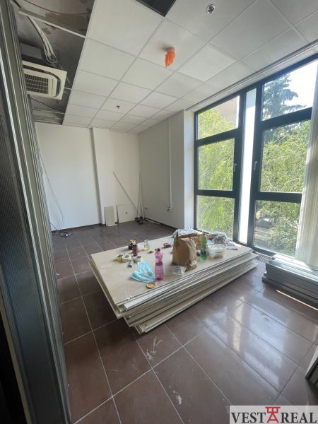 Od 20 m² Kancelárie a obchodné priestory na prenájom – Galanta - Kancelárie s veľkými oknami, klimatizáciou a neporiadkom, podlaha s dreveným dekorom.