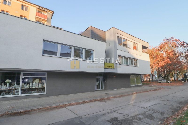 Komerčný priestor v centre mesta - Obchodné priestory v Senici, moderná budova so sklenými výkladmi na pešej zóne.