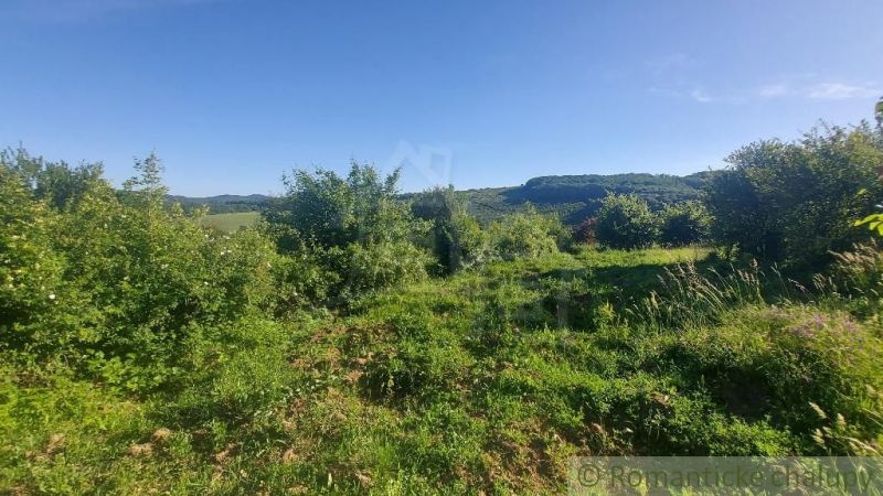 Pozemok v krásnym výhľadom v obci Podkylava okr. Myjava na predaj - Záhrady v Podkylave obklopené zelenými kríkmi a kopcami pod modrou oblohou.