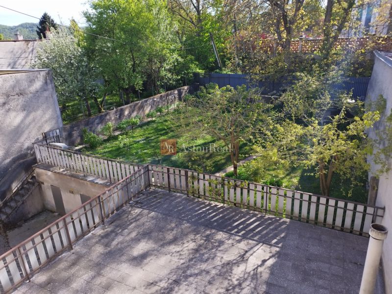 RODINNÝ DOM, pozemok 520m2, centrum BANSKEJ BYSTRICE, cena v RK - Terasa rodinného domu na Komenského ulici v Banskej Bystrici s výhľadom na záhradu.