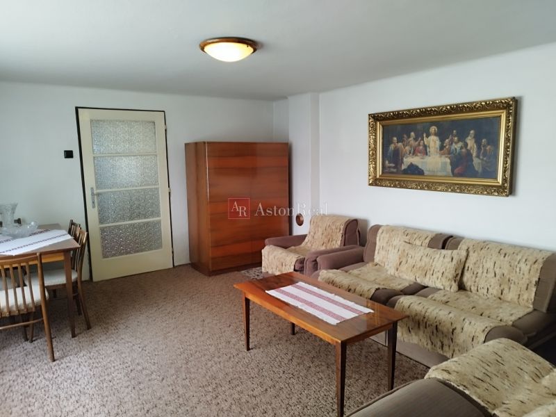 RODINNÝ DOM, pozemok 290m2,  MEDZIBROD okr. Banská Bystrica   - Obývacia izba rodinného domu s pohovkami, obrazom a jedálenským stolom.
