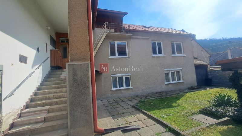 RODINNÝ DOM, pozemok 290m2,  MEDZIBROD okr. Banská Bystrica   - Rodinný dom v Medzibrode s vonkajšími schodmi a ženou v červenom oblečení.