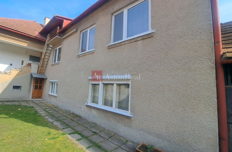 DVOJGENERAČNÝ DOM,  MEDZIBROD okr. Banská Bystrica   - Rodinný dom v Medzibrode s vonkajším schodiskom a upraveným dvorom.