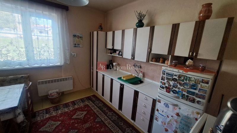 DVOJGENERAČNÝ DOM,  MEDZIBROD okr. Banská Bystrica   - Kuchyňa v rodinnom dome s kobercom, linkou a dekoratívnymi predmetmi.