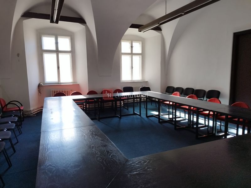 PRENÁJOM: Kancelárie 2x 50m2, Kapitulská ul.Banská Bystrica - Sála s oblúkovým stropom, stolmi v tvare U a stoličkami, v kancelárii.