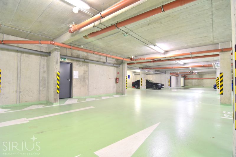 UZBECKÁ, parkovacie miesto v garáži, novostavba Oppidum - Parkovacia garáž s označenými miestami a ventiláciou.