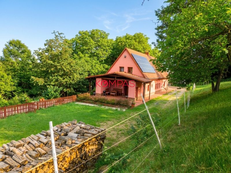 ATRAKTÍVNA CENA_ROMANTIKA V PREROBENOM DOME, V TICHOM PROSTREDÍ LESA