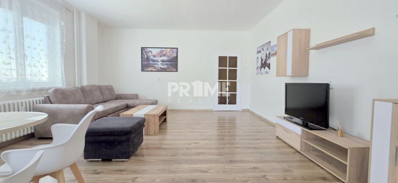  PRIESTRANNÝ 2i byt, BLUMENTÁL, CENTRUM, LOGGIA, Wilsonova ulica - Obývačka s pohovkou, TV a nábytkom v 2-izbovom byte.