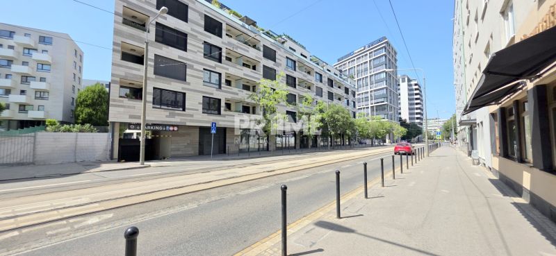  PRIESTRANNÝ 2i byt, BLUMENTÁL, CENTRUM, LOGGIA, Wilsonova ulica - Budova s bytmi na Wilsonovej ulici v Bratislave - Starom Meste, vedľa električkovej trate.