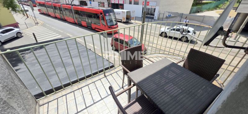 PRIESTRANNÝ 2i byt, BLUMENTÁL, CENTRUM, LOGGIA, Wilsonova ulica - Balkón 2-izbového bytu s výhľadom na ulicu v Bratislave - Starom Meste, Wilsonovej.