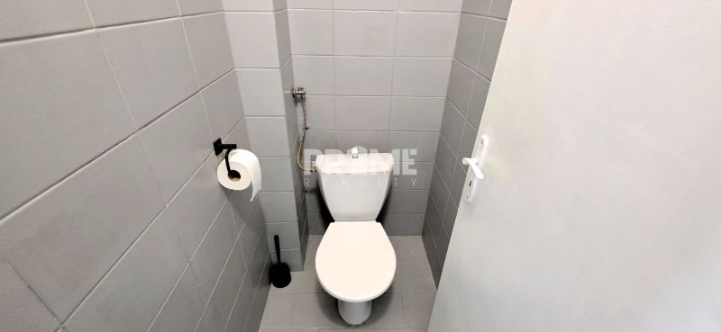  PRIESTRANNÝ 2i byt, BLUMENTÁL, CENTRUM, LOGGIA, Wilsonova ulica - Jednoduchá toaleta v 2-izbovom byte s dlažbou a držiakom na toaletný papier.