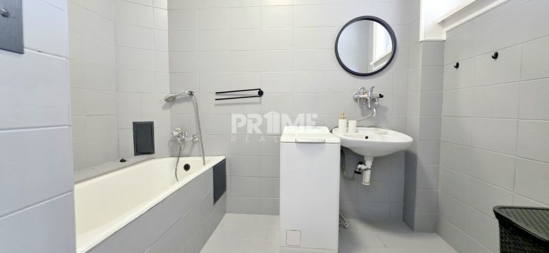  PRIESTRANNÝ 2i byt, BLUMENTÁL, CENTRUM, LOGGIA, Wilsonova ulica - Kúpeľňa v 2-izbovom byte so sprchou, práčkou a okrúhlym zrkadlom.