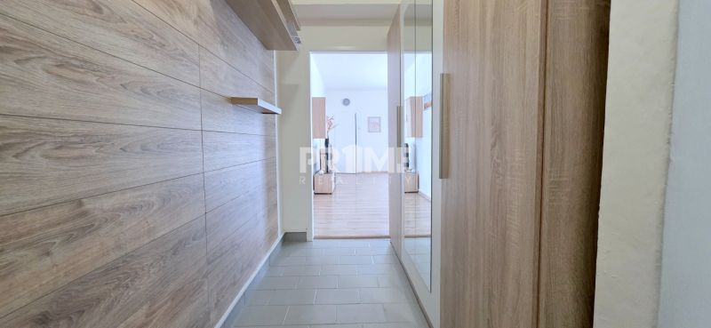  PRIESTRANNÝ 2i byt, BLUMENTÁL, CENTRUM, LOGGIA, Wilsonova ulica - Chodba v 2-izbovom byte so vstavanou skriňou a dreveným obložením.