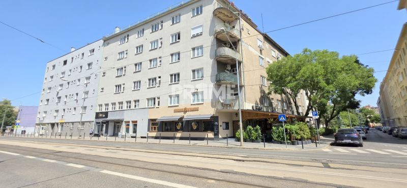  PRIESTRANNÝ 2i byt, BLUMENTÁL, CENTRUM, LOGGIA, Wilsonova ulica - Budova a stromy na Wilsonovej ulici v Bratislave - Starom Meste.
