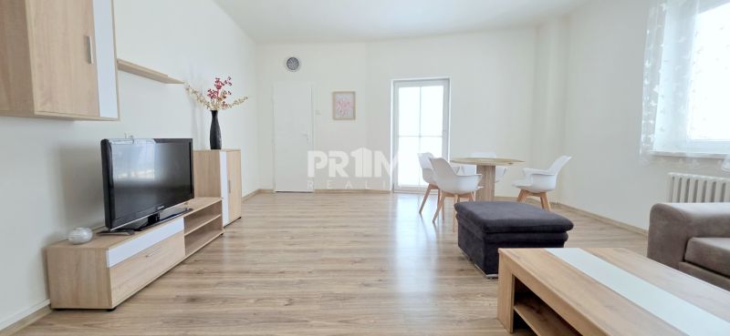  PRIESTRANNÝ 2i byt, BLUMENTÁL, CENTRUM, LOGGIA, Wilsonova ulica - Svetlá obývačka v 2-izbovom byte s dreveným nábytkom a jedálenským stolom.