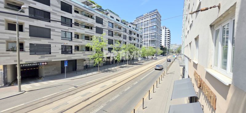  PRIESTRANNÝ 2i byt, BLUMENTÁL, CENTRUM, LOGGIA, Wilsonova ulica - Ulica v Bratislave - Starom Meste, Wilsonovej, s modernými bytovými domami a električkovou traťou.