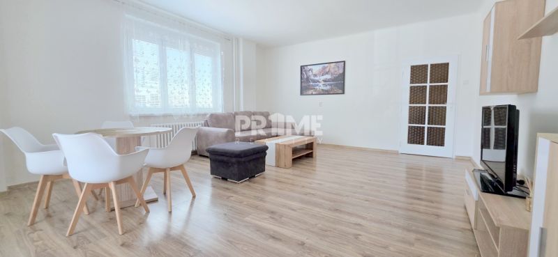  PRIESTRANNÝ 2i byt, BLUMENTÁL, CENTRUM, LOGGIA, Wilsonova ulica - Obývacia izba v 2-izbovom byte s jedálenským stolom a pohovkou.