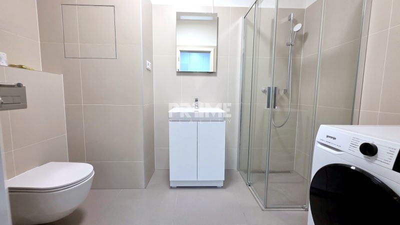 U NÁS !!! MODERNÝ 2i,NOVOSTAVBA, LOGGIA, Slnečnice UNIQ, Fialova ulica - Kúpeľňa so sprchovacím kútom, práčkou a umývadlom v 2-izbovom byte.