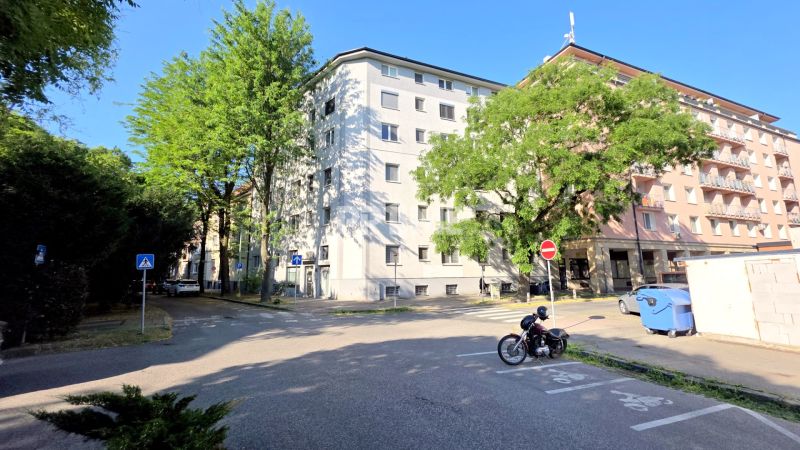 Pekný 2i byt, REKONŠTRUKCIA, Tichá časť, Trenčianska ulica, Nivy - Ulica Trenčianska v Bratislave - Ružinove so stromami a zaparkovanou motorkou, 2-izbový byt.