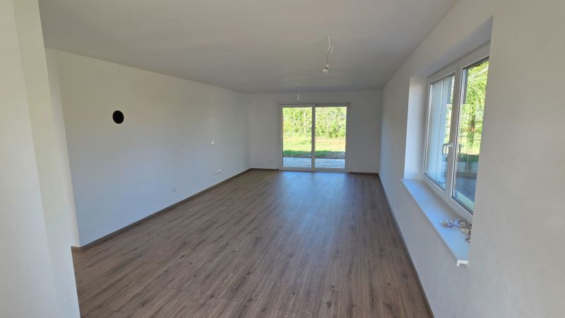 Bungalov v centre obce Cabaj v štandarde, Wágnerova ulica, Dom č.2 - Priestranná izba s podlahou s dreveným dekorom v rodinnom dome.