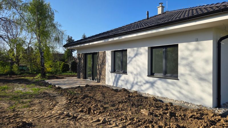 Bungalov v centre obce Cabaj v štandarde, Wágnerova ulica, Dom č.2 - Rodinný dom v Cabaji-Čápore so záhradou, terasou a modernými oknami na prízemí.