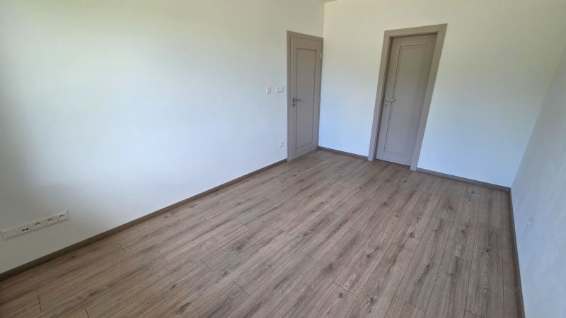 Bungalov v centre obce Cabaj v štandarde, Wágnerova ulica, Dom č.2 - Izba s podlahou s dreveným dekorom a dverami v Rodinnom dome.