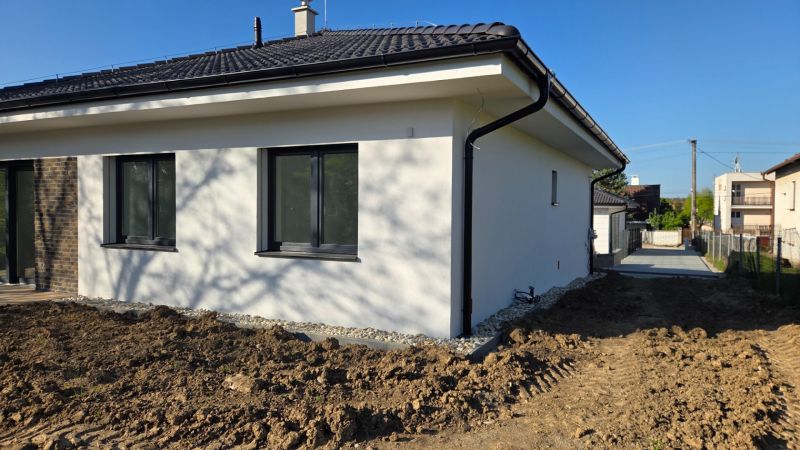 Bungalov v centre obce Cabaj v štandarde, Wágnerova ulica, Dom č.2 - Rodinný dom v Cabaj-Čápore, biela fasáda, čierna strecha, úprava okolia prebieha.