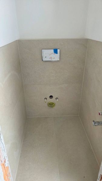 Bungalov v centre obce Cabaj v štandarde, Wágnerova ulica, Dom č.2 - Kúpeľňa v rodinnom dome s obkladmi a prípravou na inštaláciu sanitárnych zariadení.