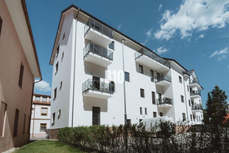 3 izbový byt v novostavbe REZIDENCIA KUBÍN - Biela budova s balkónmi na Matúškovej ulici v Dolnom Kubíne, vhodná pre kancelárie.