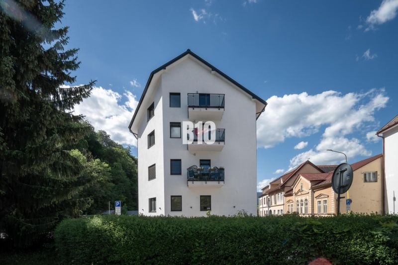 3 izbový byt v novostavbe REZIDENCIA KUBÍN - Biela budova s balkónmi a zeleňou na Matúškovej ulici v Dolnom Kubíne.