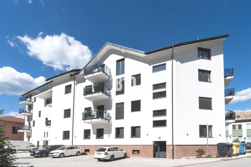 3 izbový byt v novostavbe REZIDENCIA KUBÍN - Biela rezidenčná budova s balkónmi a parkovaním na Matúškovej v Dolnom Kubíne.