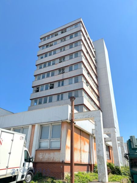 FORVIN TOWER - Predaj administratívnej budovy, Veľký Krtíš - Bývalá priemyselná budova na ulici Liaz, pútajúca pozornosť svojou zvláštnou nehnuteľnosťou.