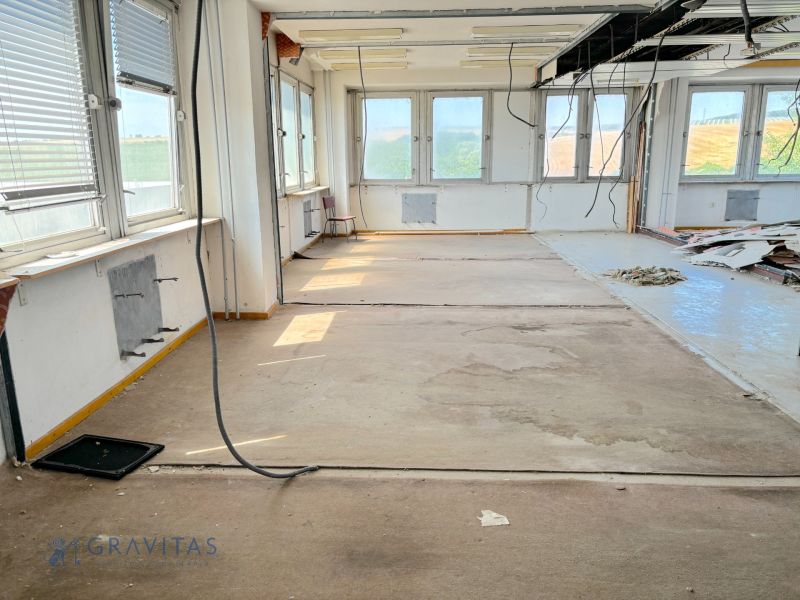 FORVIN TOWER - Predaj administratívnej budovy, Veľký Krtíš - Opustený kancelársky priestor na ulici Liaz, zvláštne nehnuteľnosti s odhalenými káblami a podlahou.
