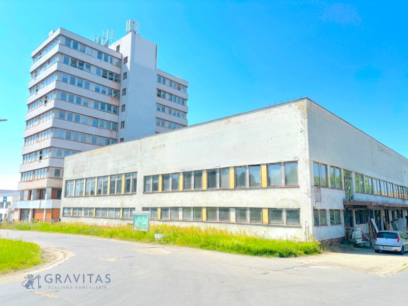 FORVIN TOWER - Predaj administratívnej budovy, Veľký Krtíš - Budova na ulici Liaz, Zvláštne nehnuteľnosti; starší dvojposchodový objekt vedľa výškovej stavby.