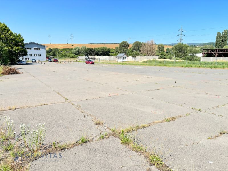 FORVIN TOWER - Predaj administratívnej budovy, Veľký Krtíš - Na ulici je prázdna betónová plocha, nehnuteľnosti a zaparkované autá na Zvláštne nehnuteľnosti.