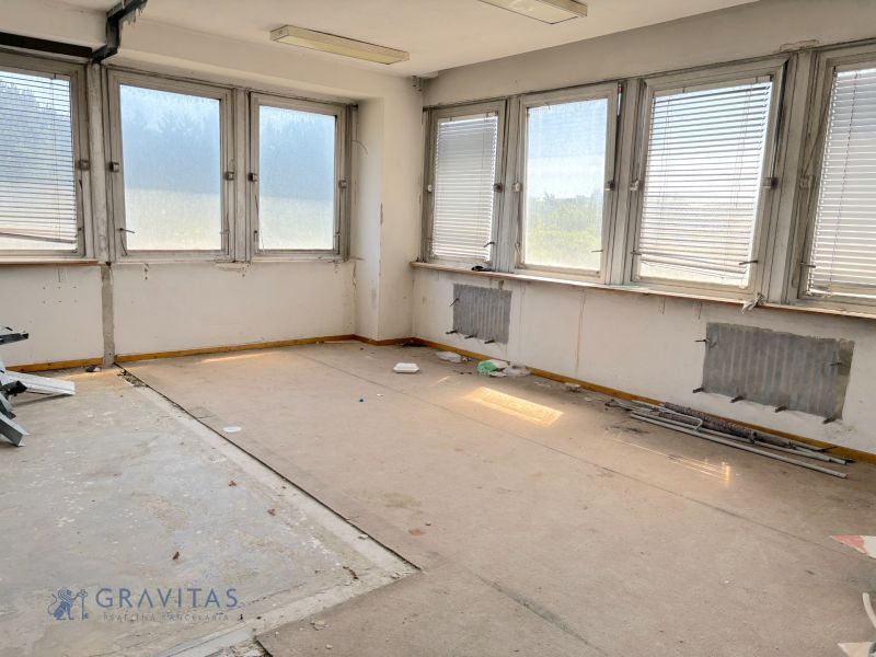 FORVIN TOWER - Predaj administratívnej budovy, Veľký Krtíš - Opustená miestnosť s veľkými oknami na ulici, čakajúca na zvláštne nehnuteľnosti.