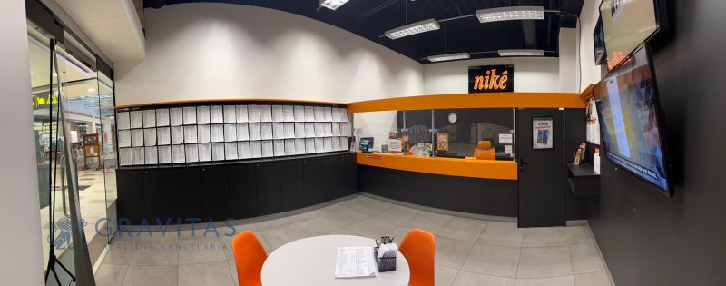 Prenájom obchodného priestoru - Kamenné pole, LM - Interiér obchodných priestorov s moderným vybavením a sedením v oranžových odtieňoch.