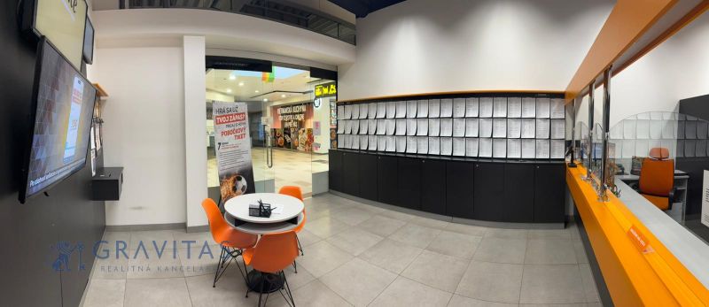 Prenájom obchodného priestoru - Kamenné pole, LM - Interiér obchodných priestorov s recepciou, stoličkami a lístiami na stene.