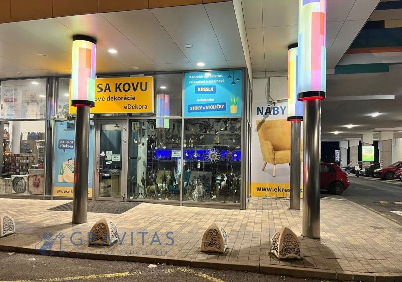 Na prenájom obchodný priestor - Kamenné pole, LM - Pred obchodnými priestormi na Kamennom poli 4449/3 v Liptovskom Mikuláši so svetelnými stĺpmi.