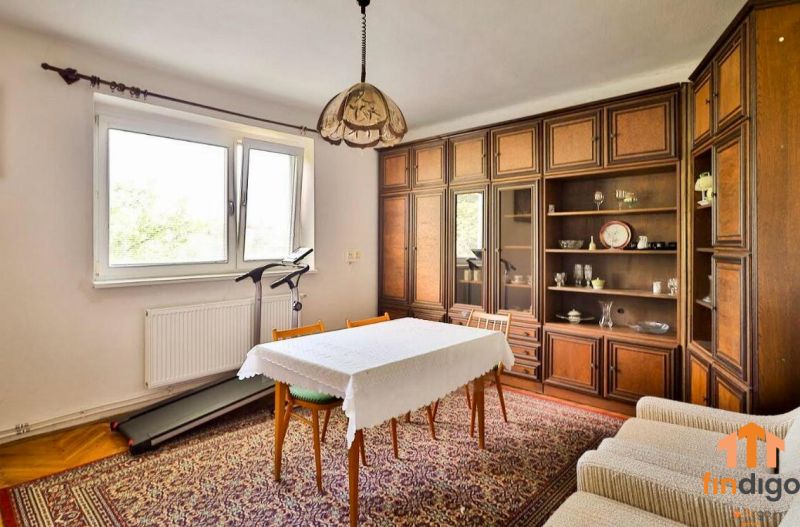 PREDAJ - Rodinný dom s priestranným pozemkom 2266 m² - Veľký Kýr - Obývacia izba v rodinnom dome s dreveným dekorom a tradičným nábytkom.