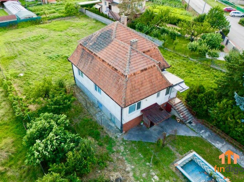 PREDAJ - Rodinný dom s priestranným pozemkom 2266 m² - Veľký Kýr - Rodinný dom na Staničnej ulici vo Veľkom Kýre má priestrannú záhradu a bazén.