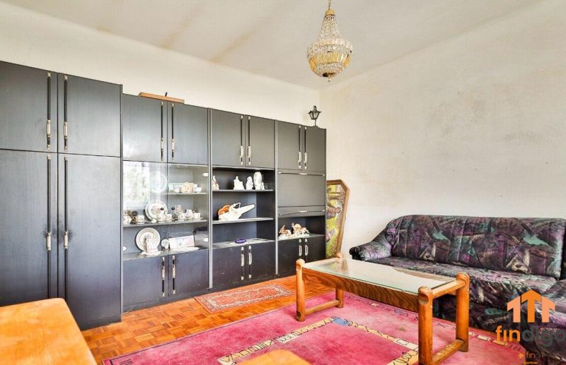 PREDAJ - Rodinný dom s priestranným pozemkom 2266 m² - Veľký Kýr - Obývačka v Rodinnom dome s kobercami, skriňami a pohovkou, podlaha s dreveným dekorom.